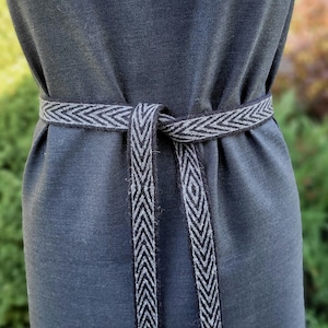 Tabletgeweven RIEM, breedte 2,8 cm. Lengte 2,13 m.  Kaartweven, middeleeuwse riem, handgemaakte riem, middeleeuwse kostuums. Zwarte band. Vikingriem.
