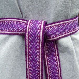 Larghezza 4,5 cm. Lunghezza 2,05 m. Cintura intrecciata a tavoletta. Tessitura a cardo. Cintura viola, cintura fatta a mano, intrecciata a mano, accessori, cintura elegante, cinture da donna.