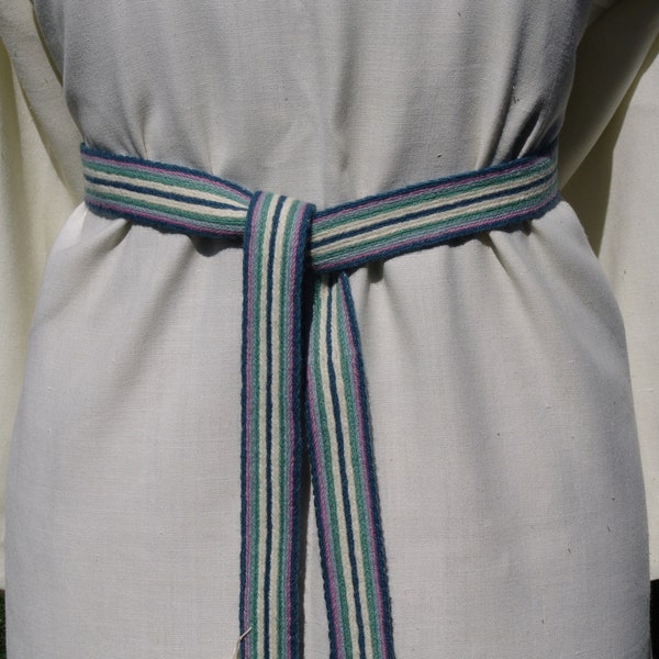 Ceinture tissée à la main, ceinture de tissage de tablette, bande tissée de tablette. Bleu, beige, blanc, violet. Vêtements en lin. Largeur 3,02 cm. 100% laine.