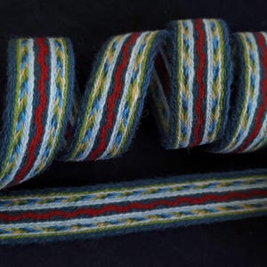 Geweven tablet, breedte 2,9 cm. Lengte 1,62 m. Tabletgeweven RIEM, kaartweefsel, middeleeuwse riem, handgemaakte riem, blauwe riem. Kleine riem. Geweven riem.