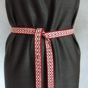 Largeur 2,5 cm. Longueur 2,15 m. CEINTURE tissée pour tablette, Accessoires, Tissage de cartes, Ceinture médiévale, Ceinture faite main, Ceinture rouge. Ceinture viking, tissage de cartes