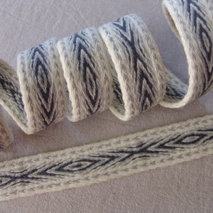 Ancho 3,6 cm/1,41 pulg. Largo 3,41 m/134,2 pulg. Cinturón tejido en tableta, cinturón tejido, tejido de tarjetas, banda folklórica, hecho a mano, cinturón etno, cinturón blanco.