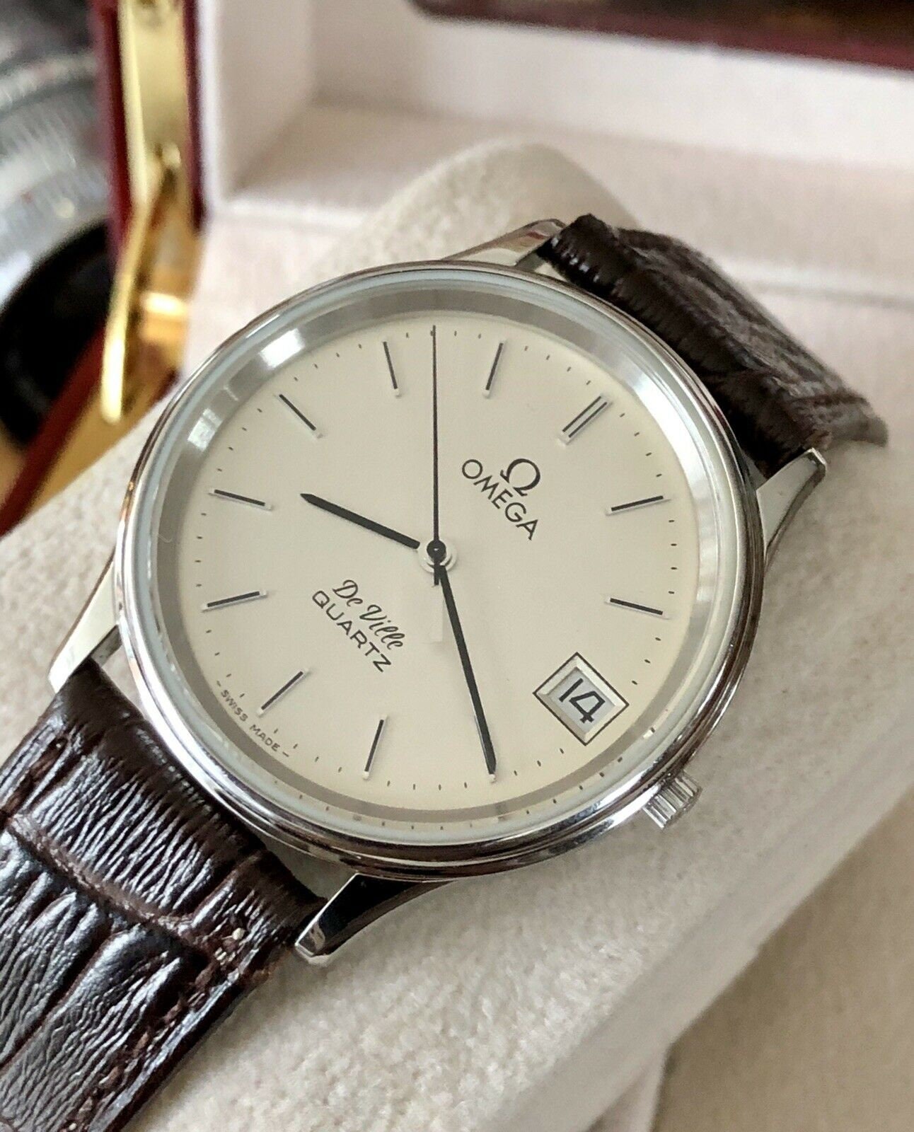 Omega De Ville Vintage 1979 1332 Round Dial Quartz Steel Date Mens watch Box