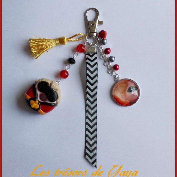 Porte clé donut Flèche des Indestructibles, ruban à motif, pompon jaune et perles