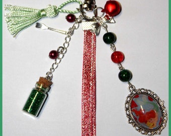 porte clé cabochon La petite sirène, ruban et perles rouges et vertes