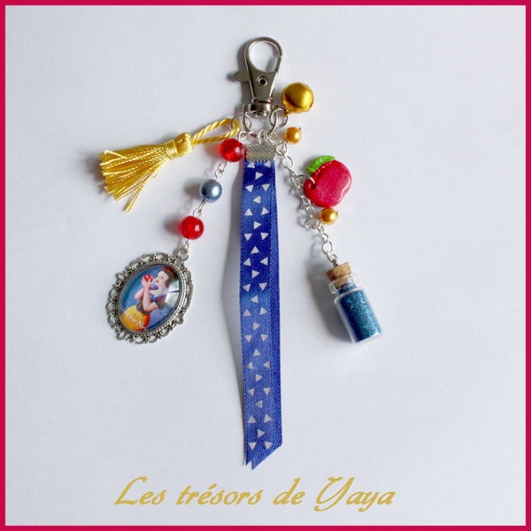 Porte clé cabochon Blanche-Neige, ruban bleu, pompon jaune et pomme en fimo