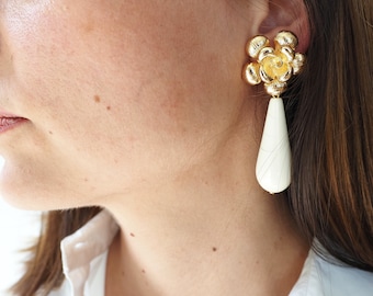 Boucles d'oreilles pendantes ANASTASIA / perles en résine ivoire / fleurs dorées