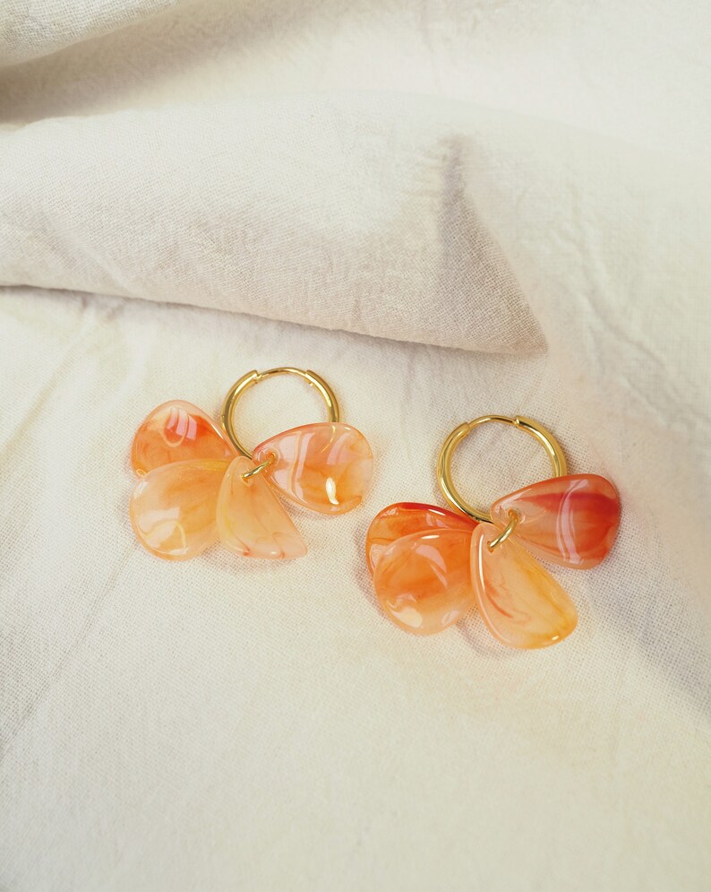 Boucles D'oreilles Pendantes Fleurs Ajourées Métal Doré Et Strass - Matière Nacré Et Perles, Neuf Sans Emballage