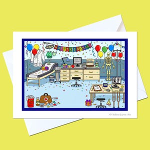 Puede incluir: Una tarjeta de felicitación con una colorida ilustración de dibujos animados de una habitación de hospital decorada para una fiesta de cumpleaños. La escena incluye una mesa de examen médico, un esqueleto, muletas, equipo médico, globos y una pancarta que dice HAPPY BIRTHDAY.