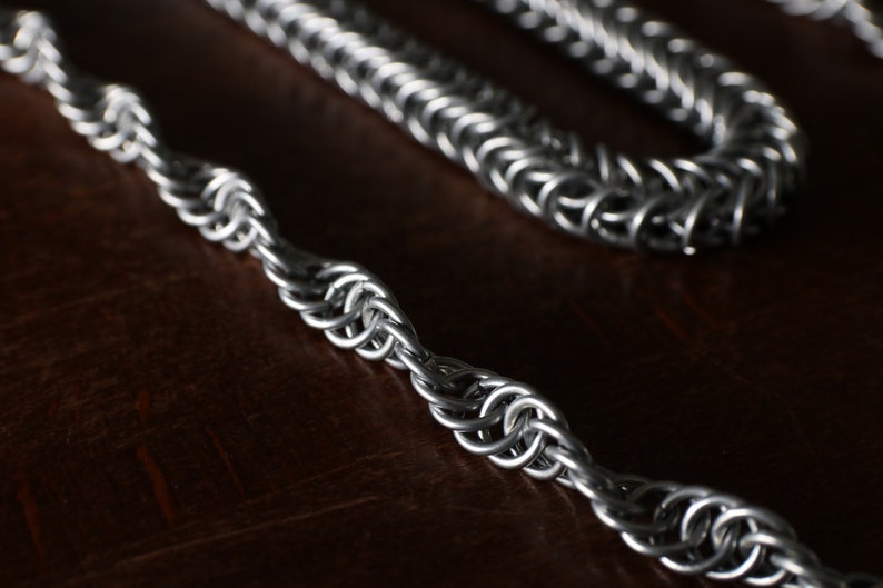 Queens Lacery chainmail necklace