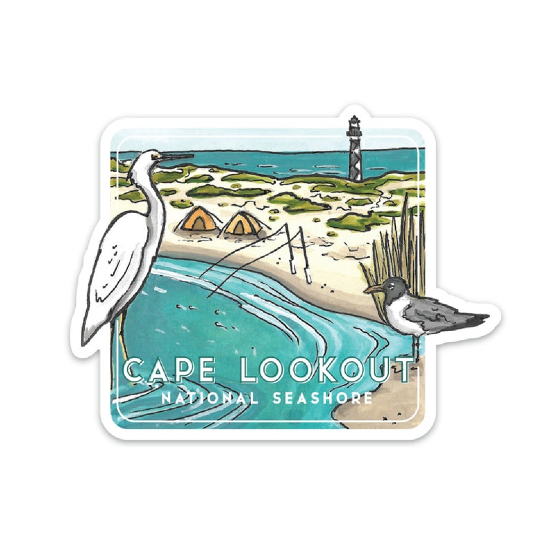 Puede incluir: Una pegatina con una garceta blanca de pie en una playa con un faro en el fondo. La pegatina tambi&eacute;n incluye una gaviota, dos tiendas de campa&ntilde;a y el texto "CAPE LOOKOUT NATIONAL SEASHORE".