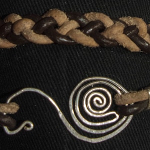 Plata de ley 930 espiral con pulsera trenza de cuero de 4 hilos