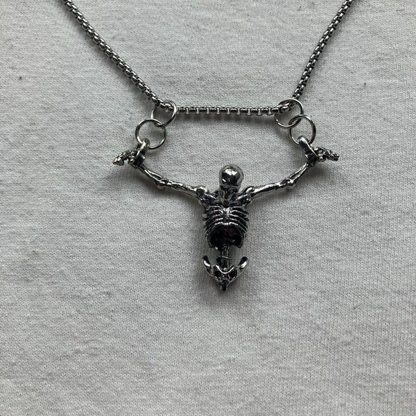 Collier d’argent squelette suspendu | os d'Halloween effrayants goth