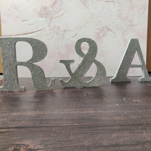 Decoración con letras del alfabeto independientes de gran tamaño