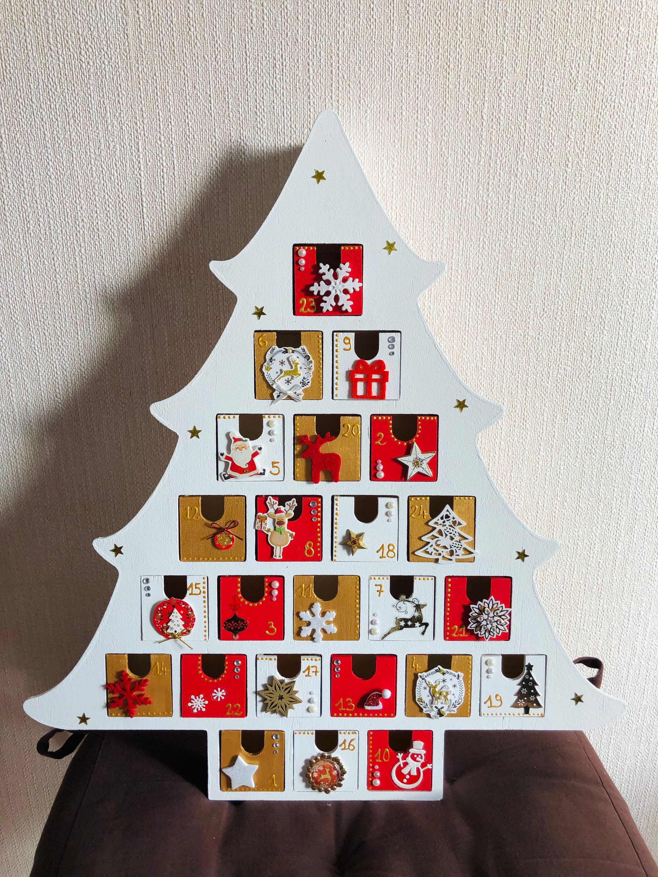 Calendrier de L'avent en Bois - Thème Doré Blanc et Rouge Scandinave