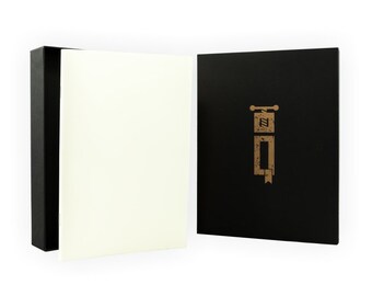 以下が含まれることがあります： 白い本が入った黒い箱。箱の前面には「The Book of」という金色のロゴがある。