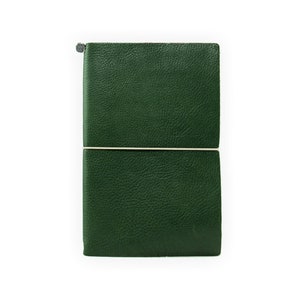 Può includere: Un taccuino in pelle verde scuro con chiusura a fascia elastica bianca.