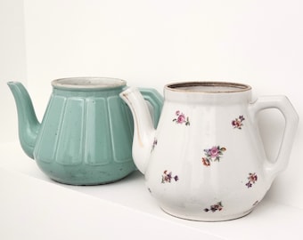 Tekannor i järnsten med ljusgröna eller vita blommor - cottagecore decor