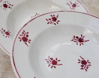 Assiettes moulin Richard modèle rouge - diamètre 22,5 cm - assiette à fleurs bordeaux fond blanc