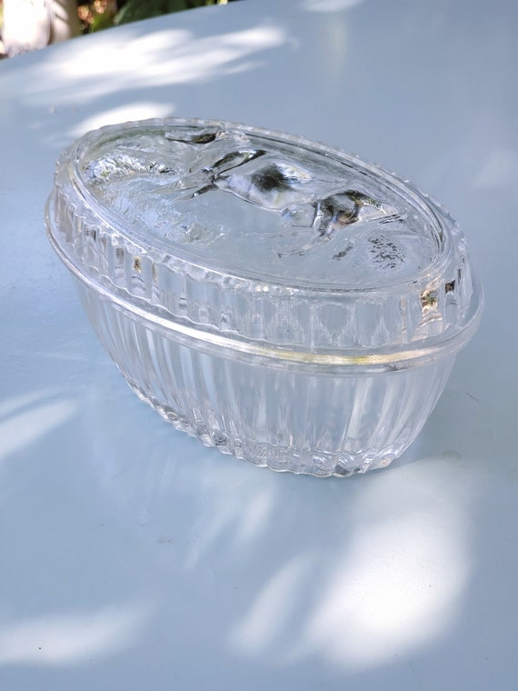 ANCIEN BEURRIER Ovale en VERRE Moulé avec Couvercle à Décor