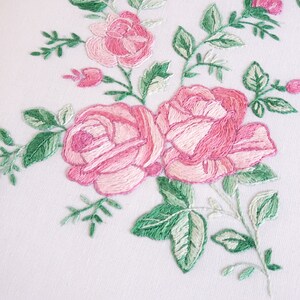 Tableau brodé de roses délicate broderie à la main de fleurs image 2