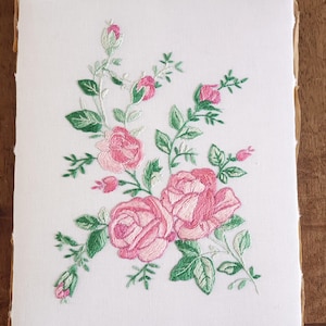 Tableau brodé de roses délicate broderie à la main de fleurs image 1