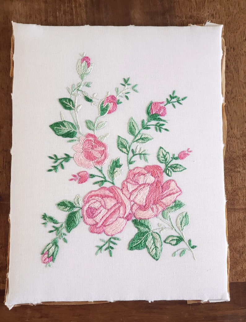 Tableau brodé de roses délicate broderie à la main de fleurs image 1