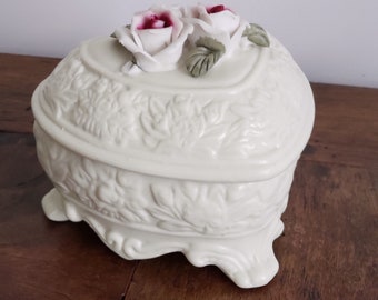 Joyero de porcelana en forma de corazón con pequeñas rosas