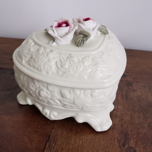 Boîte à bijoux en porcelaine en forme de cœur avec petites roses