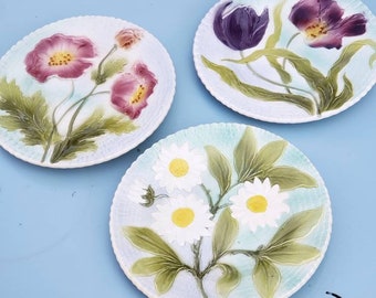 Assiettes Saint Clément en Barbotine motif floral : Pavot, Marguerite et Iris - vaisselle antique - assiettes originales