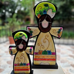 Kolorowa figurka krzyża Chrystus wyrzeźbiony w drewnie ręcznie malowany przez rzemieślników Ikona religijna Dekoracja Produkt Pamiątkowy krucyfiks.