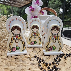Mystic Rose Coquette in hout | Doop- of communie souvenir | Handgeschilderd religieus beeld | Lente Zomer 2025 | 11x6 cm