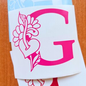 Einzelbuchstabe Monogramm Vinyl Aufkleber mit Herz und Blumen Design, Monogramm Aufkleber, Initial Vinyl Aufkleber, Dekorativer Buchstabe Vinyl Aufkleber