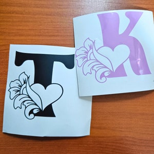 Calcomanía de vinilo monograma de una sola letra con diseño de corazón y flor, pegatina de monograma, calcomanía de vinilo inicial, calcomanía de vinilo de letra decorativa