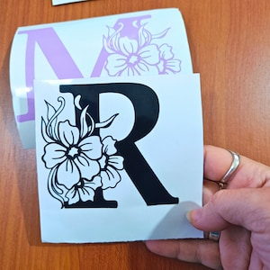 Decalque inicial de vinil, monograma de letra única com decalque de vinil de flor, decalque para laptop, garrafa de água, taça de vinho, etc.