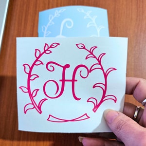 Calcomanía de vinilo con letras personalizadas con diseño floral, calcomanía de vinilo con monograma único, calcomanía para computadora portátil, calcomanía con monograma elegante, calcomanía de regalo