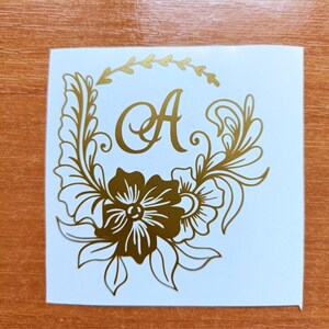 Calcomanía de vinilo con monograma único, pegatina de vinilo con diseño floral inicial personalizada para computadora portátil, automóvil, copas de vino, vaso, decoración de bodas, etc.
