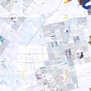 Puede incluir: Obra de arte abstracta de técnica mixta con un collage de fragmentos de papel, notas manuscritas y líneas geométricas. La paleta de colores incluye blanco, beige y toques de rojo y azul. La composición es una compleja disposición de texturas y patrones.