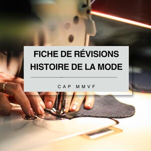 Può includere: Primo piano di una macchina da cucire con una mano che guida il tessuto sotto l'ago. Il testo "FICHE DE RÉVISIONS HISTOIRE DE LA MODE CAP MMVF" è visualizzato su un rettangolo bianco.