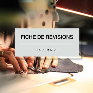 Peut inclure: Gros plan d'une machine à coudre avec un morceau de tissu en cours de couture. Le texte "FICHE DE RÉVISIONS CAP MMVF" est visible sur un rectangle blanc.