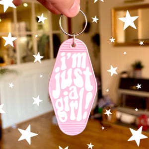 Ich bin nur ein Mädchen! Schlüsselanhänger | Cottage Style Schlüsselanhänger, Motivation, Mädchen-Geschenke, Geschenke für Sie, kleine Geschenke, lustige Geschenke, Geschenke für den besten Freund