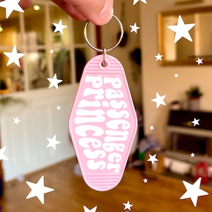 Sleutelhanger passagiersprinses | Roze sleutelhangers in motelstijl, geslaagd voor rijbewijs, cadeau voor rijexamen, eerste autocadeau, autocadeau, cadeau beste vriend
