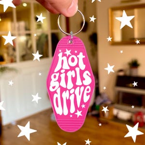 Hot Girls Drive-sleutelhanger | Roze sleutelhangers in motelstijl, geslaagd voor examen, cadeau voor rijexamen, cadeau voor eerste auto, rijbewijs, rijbewijs