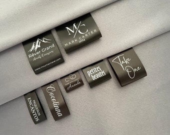 Etiquetas negras personalizadas, etiquetas de satén sedoso con logotipo/texto personalizado en el frente e instrucciones de cuidado/código QR o cualquier otra información en el reverso