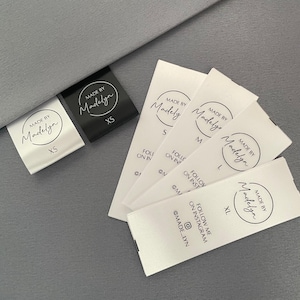 Etiquetas personalizadas con logotipo/texto y varios tamaños. Juego de etiquetas de satén suave para coser con variaciones de tamaño (hasta 5 tamaños).