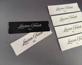 Etiquetas de satén para ropa con logotipo/texto y varios tamaños. Juego de etiquetas para coser ropa con variaciones de talla (hasta 5 tallas).