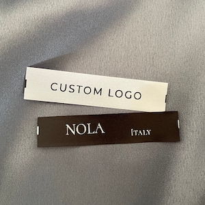 Etichette per abbigliamento personalizzate, 5/8" x 2 3/4" (15 mm x 70 mm) Etichette in raso morbido da cucire nere, crema o bianche