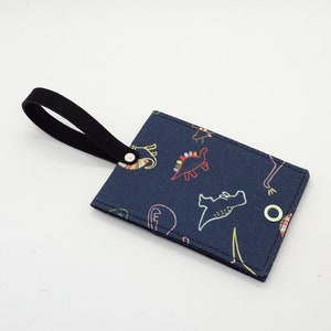 Étiquette à bagage dinosaure néon - Accessoires de voyage mignons - Cadeau pour bébé non sexiste - Ensemble assorti - Porte-cartes avec valise - Cuir végétalien