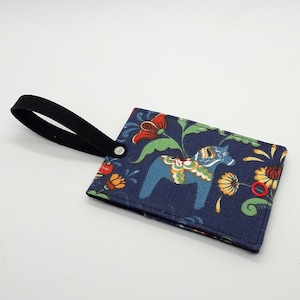 Etiqueta de equipaje azul con diseño de caballo de Dala - Accesorio de viaje sueco - Juego de pasaporte a juego - Tarjetero para maleta - Cuero vegano