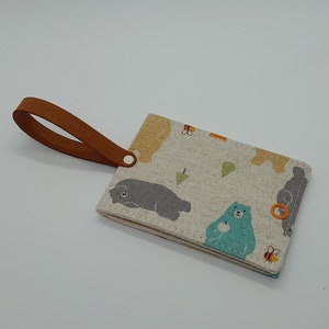 Étiquette à bagage ours et abeilles - Cadeau d'accessoires de voyage mignons - Ensemble de passeport assorti - Porte-cartes de bagage avec valise - Cuir végétalien marron